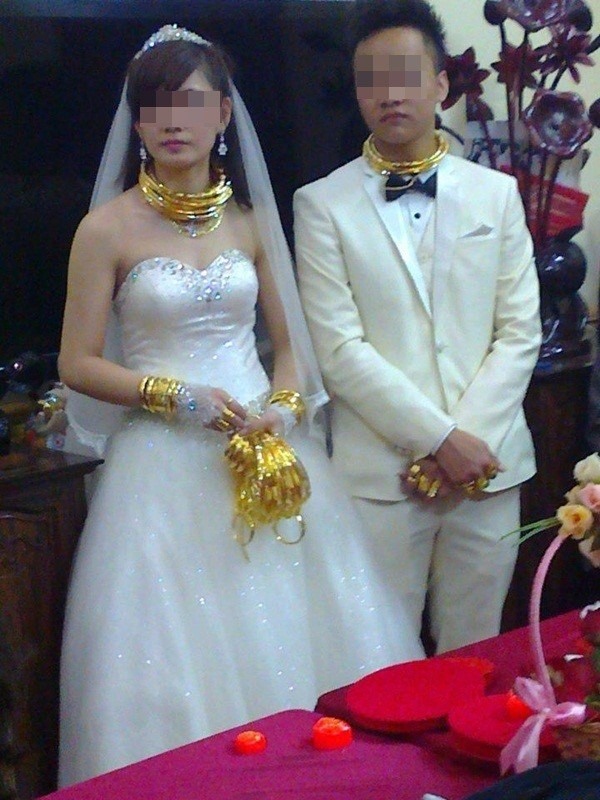 Đôi vợ chồng trẻ ở Lạng Sơn lúc lỉu hàng trăm cây vàng trên tay trong đám cưới của mình.