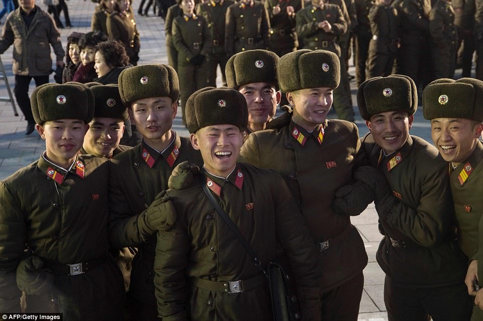 Nhà lãnh đạo Kim Jong-un tuyên bố Triều Tiên đã đạt được “sứ mệnh lịch sử” trở thành một quốc gia hạt nhân, sự kiện làm nức lòng binh sĩ. Ảnh: AFP/Getty Images