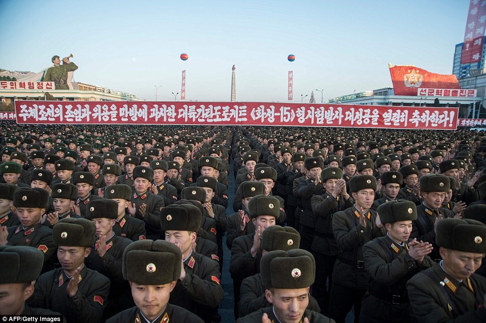 Triều Tiên tuyên bố, tên lửa Hwasong-15 có thể mang theo “đầu đạn hạt nhân siêu trọng“. Ảnh: AFP/Getty Images