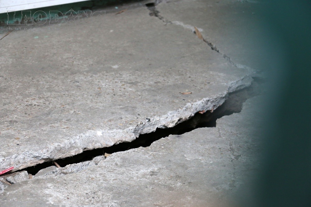 Ngoài ra, vết nứt xuất hiện trên bề mặt tường chắn, có dấu hiệu chuyển vị tại khu vực tiếp giáp giữa đốt số 2 và 3, đá hộc xây gia cố sau lưng tường chắn bị sụt lún. 