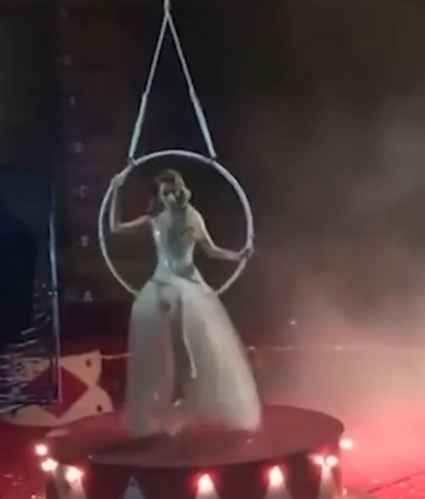 Đoạn clip hậu trường của MV cũng bị rò rỉ trên mạng, hé lộ tạo hình của Chi Pu với chiếc váy trắng và những động tác đu vòng tại rạp xiếc khá chuyên nghiệp. 