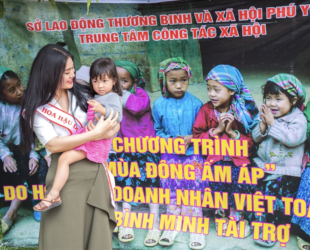 Vũ Bình Minh hỏi thăm các em nhỏ