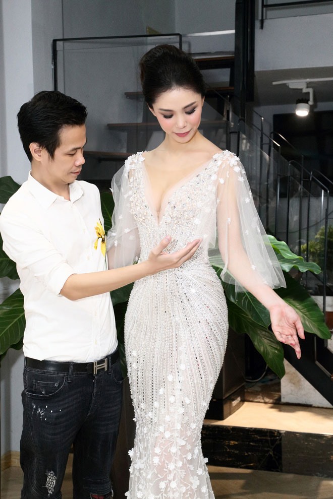 Dịp này, Hoa hậu showroom Hoàng Hải thử đồ cho một sự kiện tại TP Hồ Chí Minh. Mỹ nhân đến từ Nhật Bản cảm thấy bất ngờ và đầy thú vị trước vẻ đẹp của nhưng chiếc váy cầu kỳ của Hoàng Hải. Với cô đây là những tác phẩm nghệ thuật vô cùng nghiêm túc và đáng trân trọng từ nhà thiết kế.