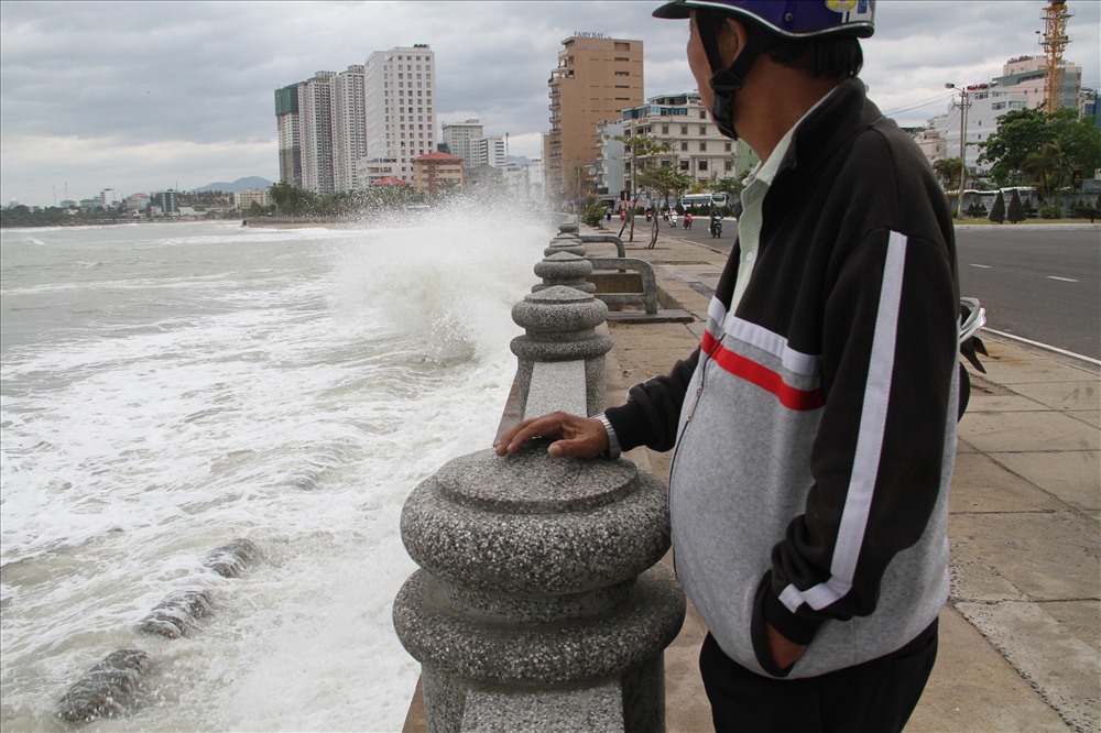 Ông Sửu cho biết, sóng biển ở bờ biển Nha Trang (Khánh Hòa) động dữ dội như vậy trong nhiều ngày là rất hiếm thấy. Ảnh: Văn Định