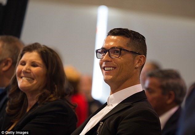 Ronaldo thường xuyên tham gia các hoạt động thiện nguyện với mẹ của mình. Ảnh: Getty.