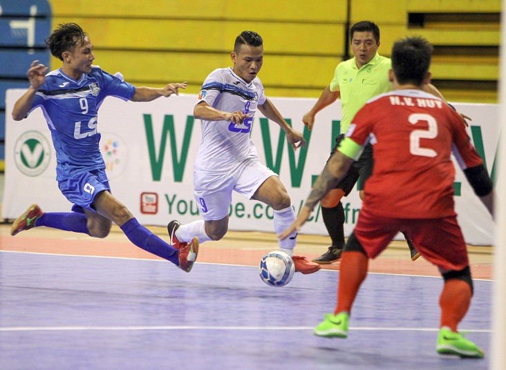 Thái Sơn Nam (trắng) vượt qua Thái Sơn Bắc trong trận chung kết giải TPHCM mở rộng với tỉ số 2-1.