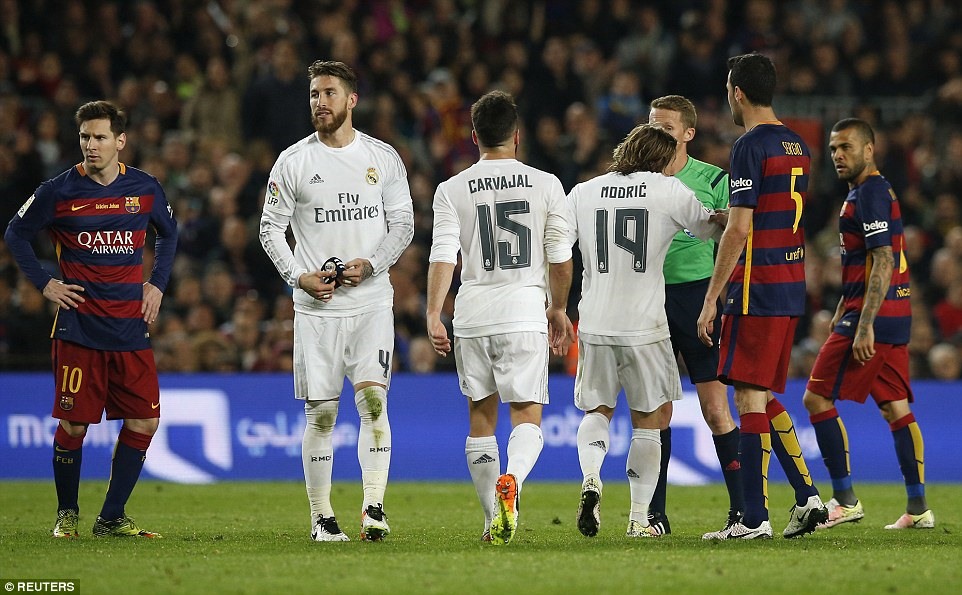 Ramos (thứ hai từ trái sang) ngậm ngùi rời sân sau chiếc thẻ vàng thứ hai ở trận gặp Barcelona ngày 3.4.2016.