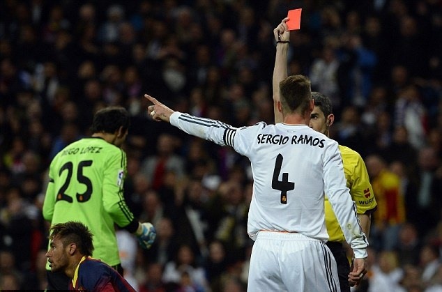Trận Siêu kinh điển lượt về của LaLiga mùa 2013-2014 cũng kết thúc theo cách không mong muốn với Ramos. Ảnh: Getty Images.