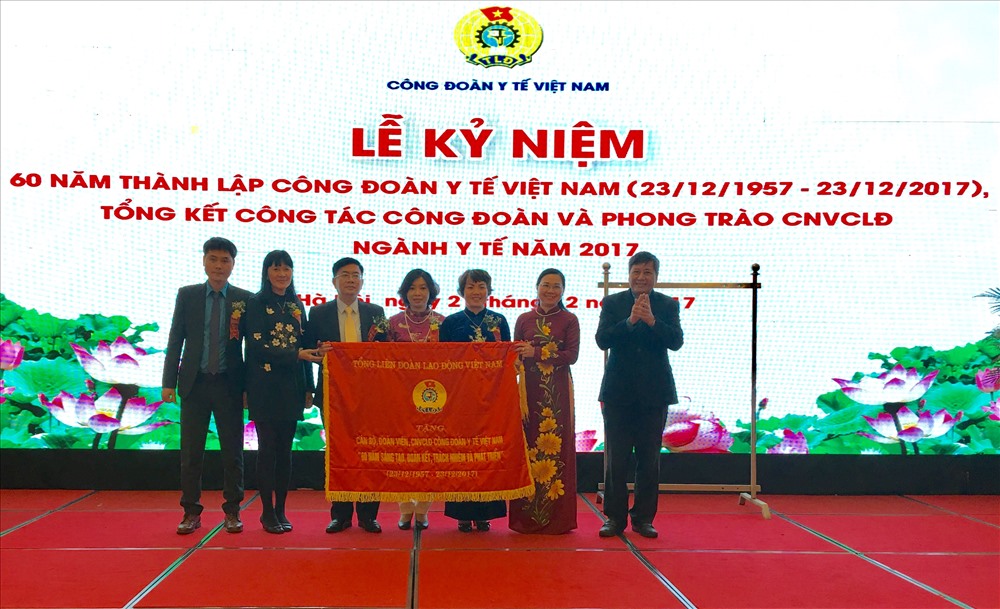 Phó Chủ tịch Thường trực Tổng LĐLĐVN Trần Thanh Hải trao tặng bức trướng cho CĐ Y tế VN. Ảnh: VH