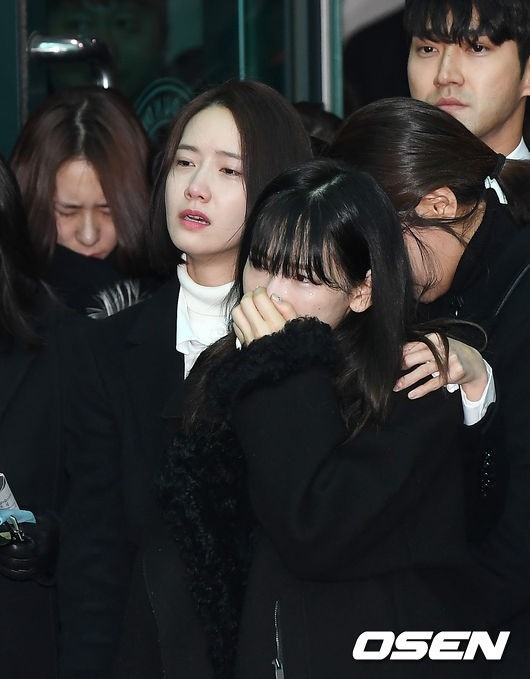 Taeyon và Yoona không cầm được nước mắt. Taeyon đã có tình bạn hơn 10 cùng Jonghyun 