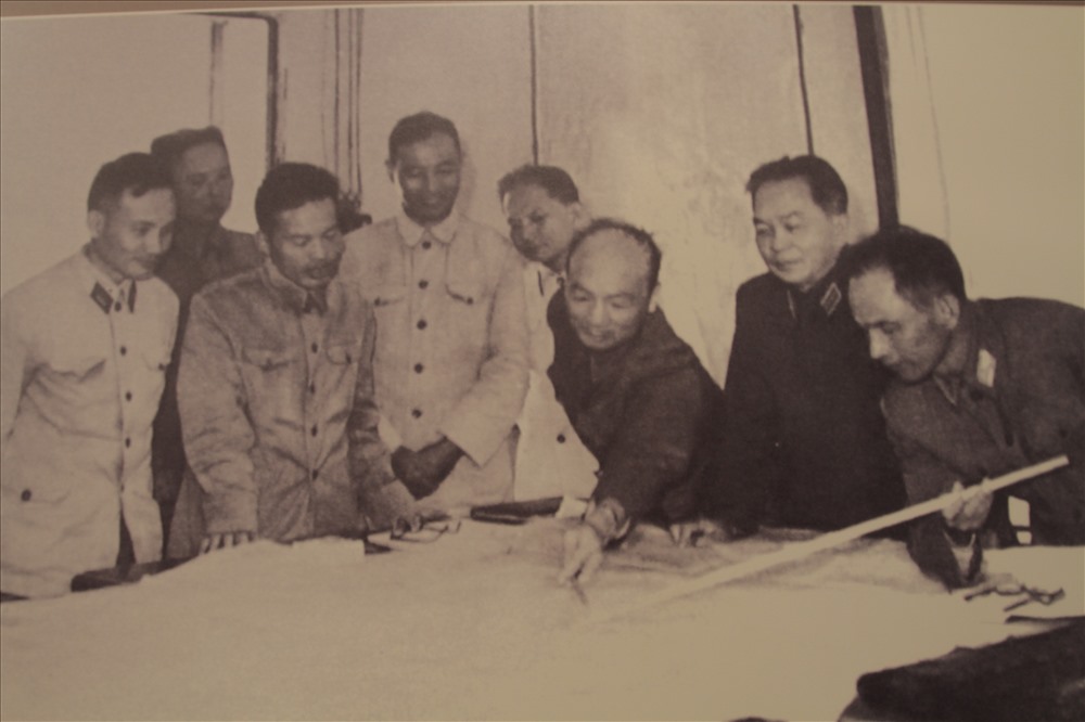 Tổng Tham mưu phó và các thành viên Bộ Tư lệnh Quân chủng Phòng không - Không quân trình bày kế hoạch bảo vệ vùng trời Hà Nội với Đại tướng Võ Nguyên Giáp.