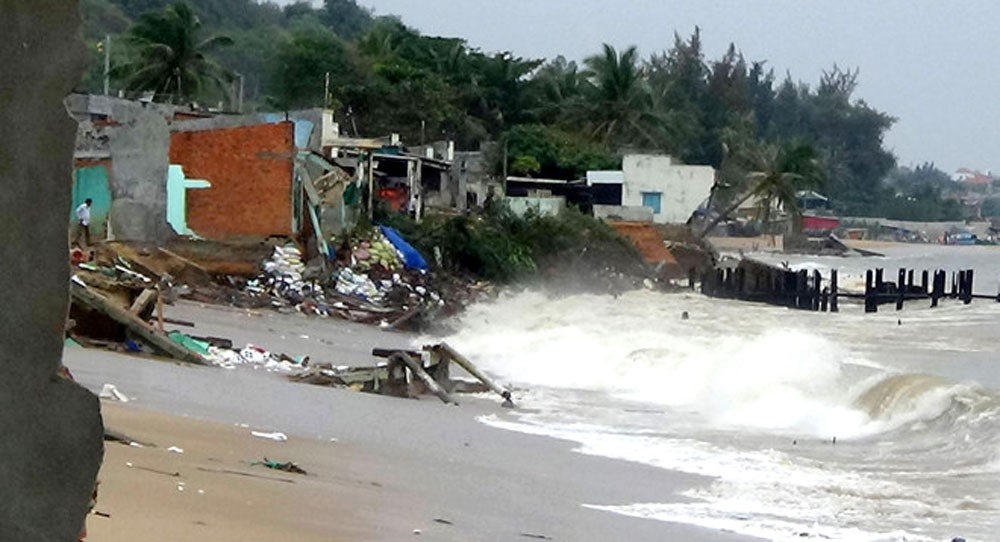 Sóng lớn đã đánh sập 11 căn nhà ở TP Phan Thiết, hàng chục căn khác đang trong khu vực nguy hiểm.
