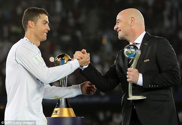 Ronaldo nhận danh hiệu Cầu thủ xuất sắc nhất FIFA Club World Cup 2017 do Chủ tịch FIFA - ông Gianni Infantino trao tặng. Ảnh: Getty.