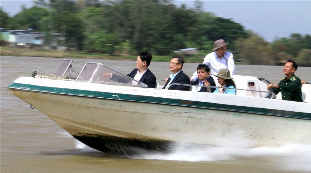 Bộ trưởng cùng lãnh đạo tỉnh An Giang khảo sát thực tế tình hình sạt lở bờ sông tại xã Châu Phong, thị xã Tân Châu.