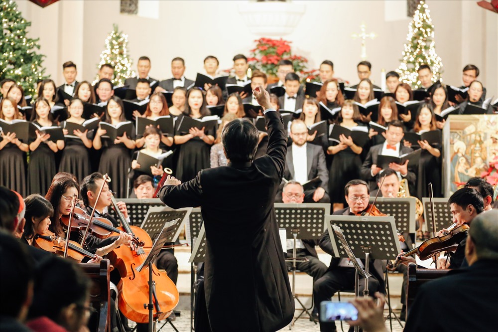Buổi Hòa nhạc Giáng Sinh có sự tham gia Dàn nhạc Giao hưởng Việt Nam (VNSO) cùng với Dàn hợp xướng trẻ Công giáo (HCYC), Dàn hợp xướng của Nhà hát Vũ kịch Việt Nam (VNOP) và bốn nghệ sỹ solist (hai trong số đó đến từ Đức).