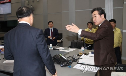 Thủ tướng Lee Nak-yon trực tiếp có mặt tại trụ sở phòng chống thiên tai ở Seoul  trong ngày 21.12 chỉ đạo công tác cứu chữa trong vụ hỏa hoạn ở Jecheon. Ảnh: Yonhap