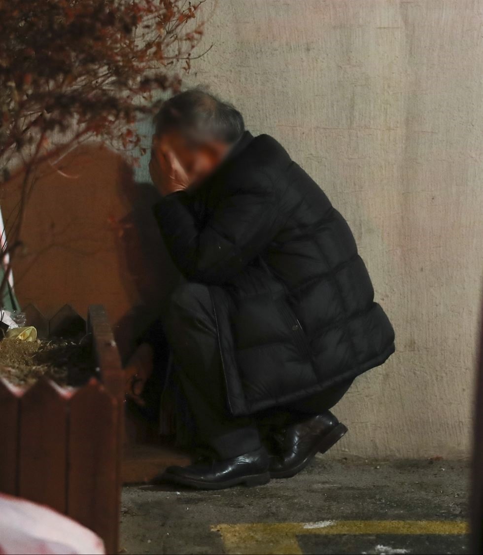 Đây là vụ hỏa hoạn nhiều người thiệt mạng nhất trong vòng 9 năm qua ở Hàn Quốc. Trong ảnh một người thân của nạn nhân trong vụ cháy tuyệt vọng bên ngoài một bệnh viện ở Jecheon. Ảnh: Yonhap.