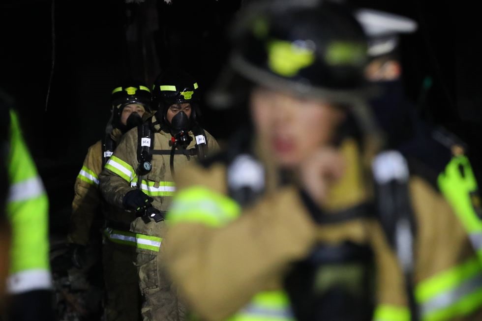 Tổng thống Hàn Quốc Moon Jae-in đã trực tiếp đến Jecheon sạu vụ hỏa hoạn bi thảm xảy ra tại tòa nhà 8 tầng trong thành phố, một quan chức Nhà Xanh cho biết. Vì lý do an ninh, hoạt động của ông Moon Jae-in trong chuyến thăm sẽ không được công bố. Ảnh: Yonhap