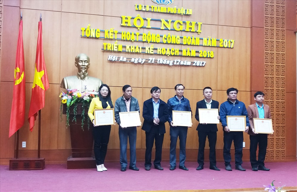 
UBND TP Hội An tặng bằng khen cho các cá nhân, tập thể đã có thành tích xuất sắc trong hoạt động CĐ năm 2017. Ảnh Thái Bình 