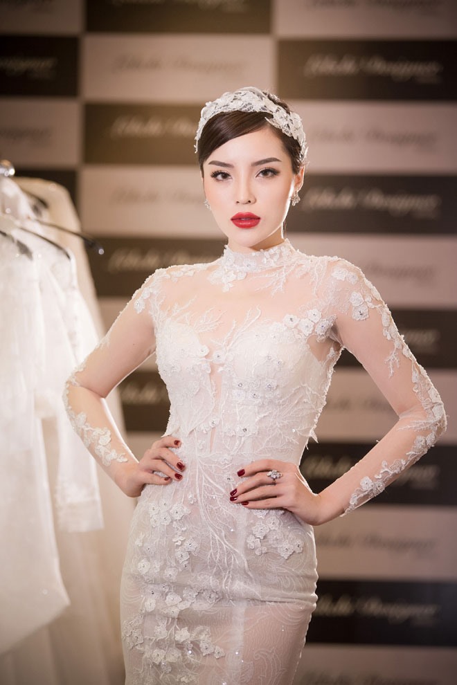 Hoa hậu Việt Nam khoác lên mình bộ váy cưới đính kim cương có giá trị lên tới 3 tỉ đồng. Được biết, chiếc váy cưới đặc biệt này gắn 200 viên kim cương cắt bằng lưỡi dao công nghệ đỉnh cao của Swarovski nhập khẩu. 