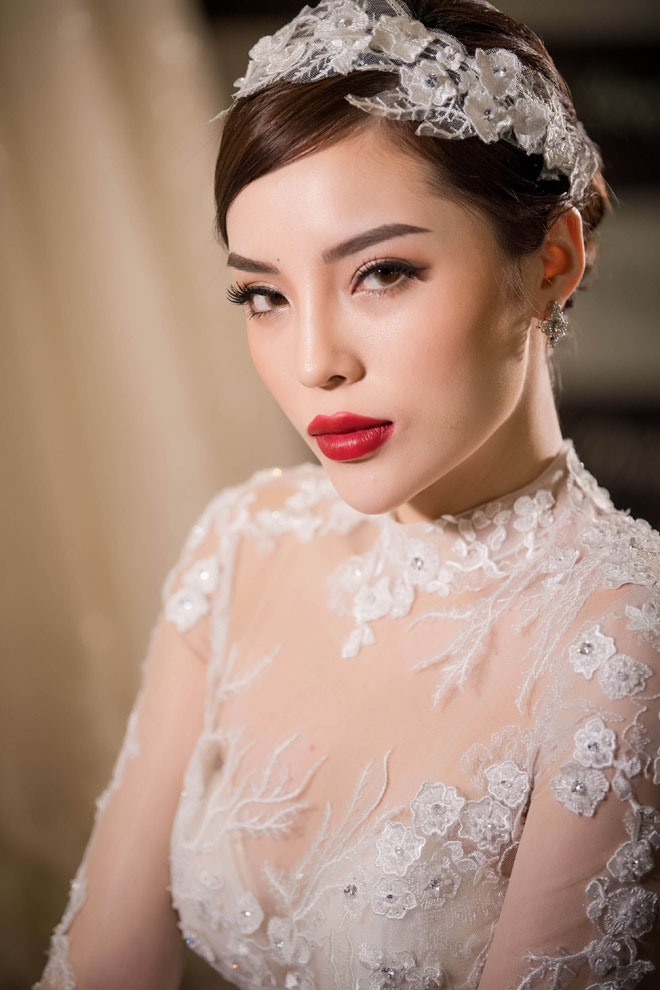 Đã khá lâu Hoa hậu Kỳ Duyên mới trở lại sàn diễn thời trang Hà Nội trong vai trò vedette và lần này là một show diễn áo cưới. Ảnh: NVCC. 