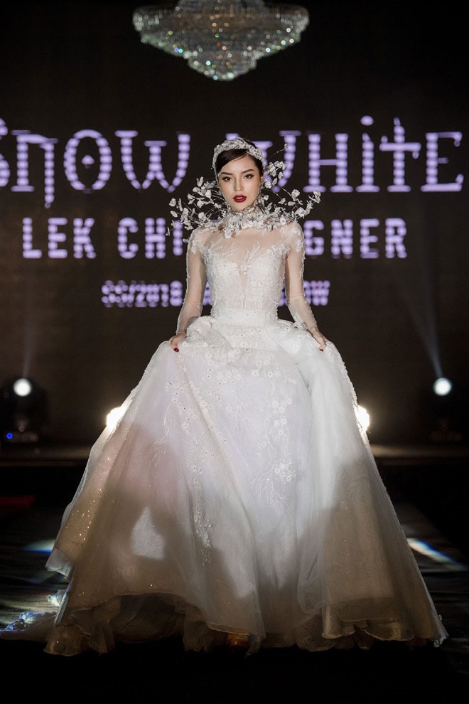 Xuất hiện trên sàn diễn, Hoa hậu Kỳ Duyên lộng lẫy như một nữ hoàng tuyết với phần cổ váy được chế tác từ vàng trắng, gắn kim cương vô cùng rực rỡ từ bàn tay tài hoa của các nghệ nhân.