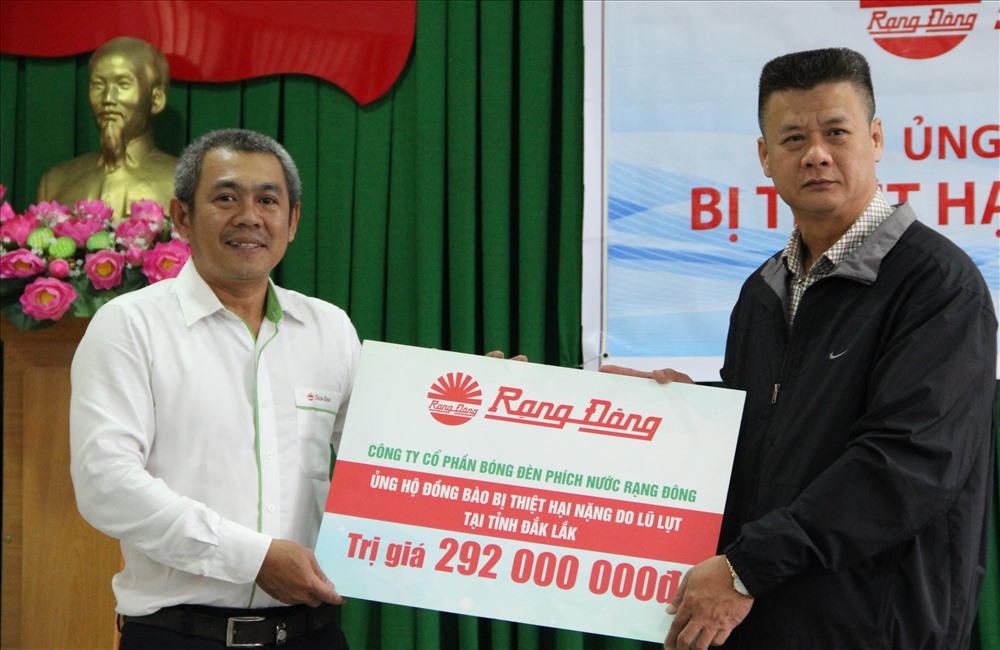 Chủ tịch LĐLĐ Đắk Lắk Trần Tuấn Anh nhận hỗ trợ từ Cty CP bóng đèn và phích nước Rạng Đông.