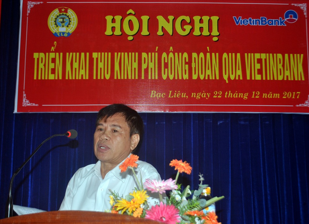 Ông Nguyễn Văn Tiền, Giám đốc Vietinbank chi nhánh Bạc Liêu nói về tiện ích khi thu phí công đoàn qua hệ thống ngân hàng (ảnh Nhật Hồ)