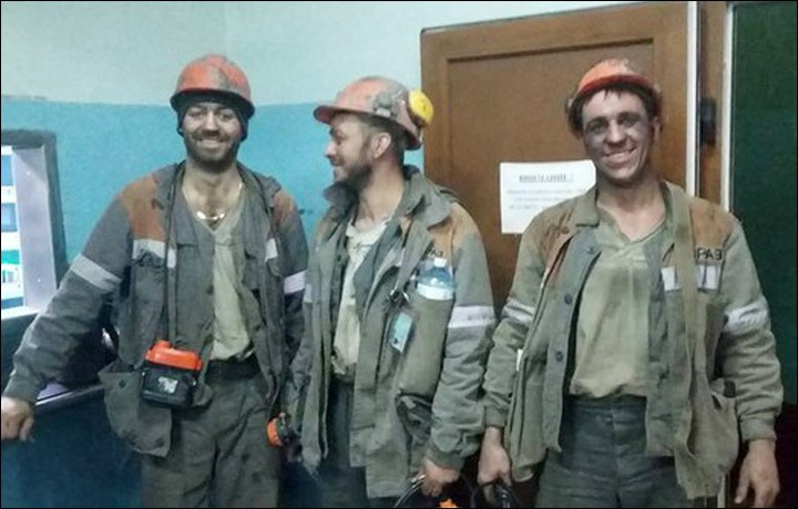 “Ba thợ mỏ đã được đưa lên mặt đất và họ sẽ sớm đoàn tụ với người thân“. Ảnh: Siberian Times.