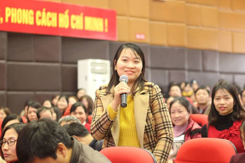 Khách mời trong hội trường trả lời các câu hỏi về chính sách BHXH. Ảnh Trần Vương