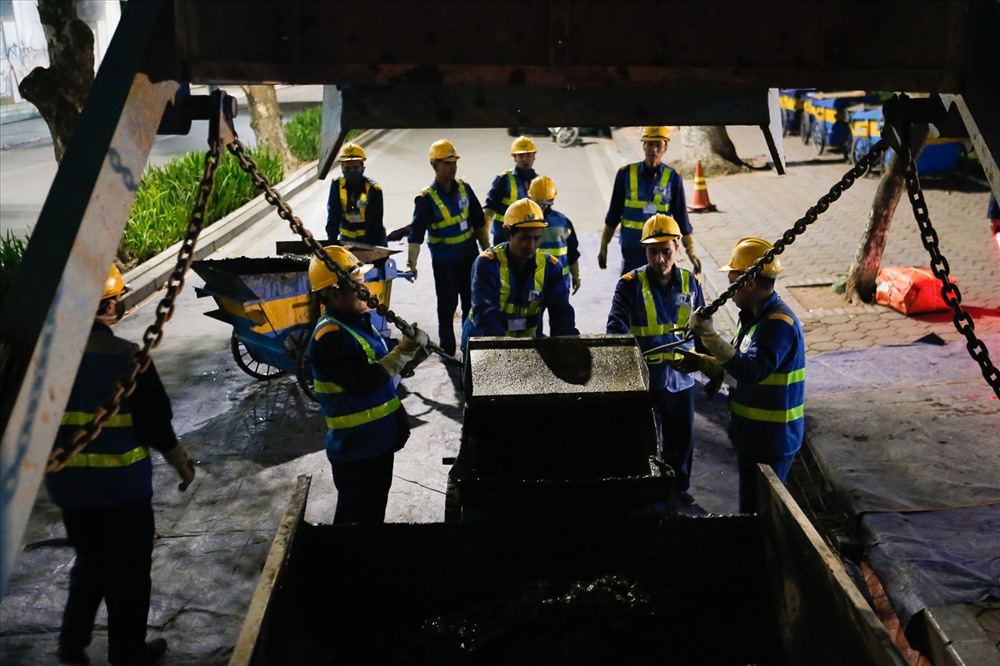 Những công nhân nạo vét bùn ở hồ Hoàn Kiếm theo kế hoạch làm sạch lòng hồ của TP.Hà Nội.