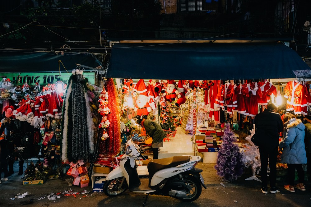 Nhiều mặt hàng trang trí Giáng sinh được bày bán tại khu vực Tôn Thất Tùng