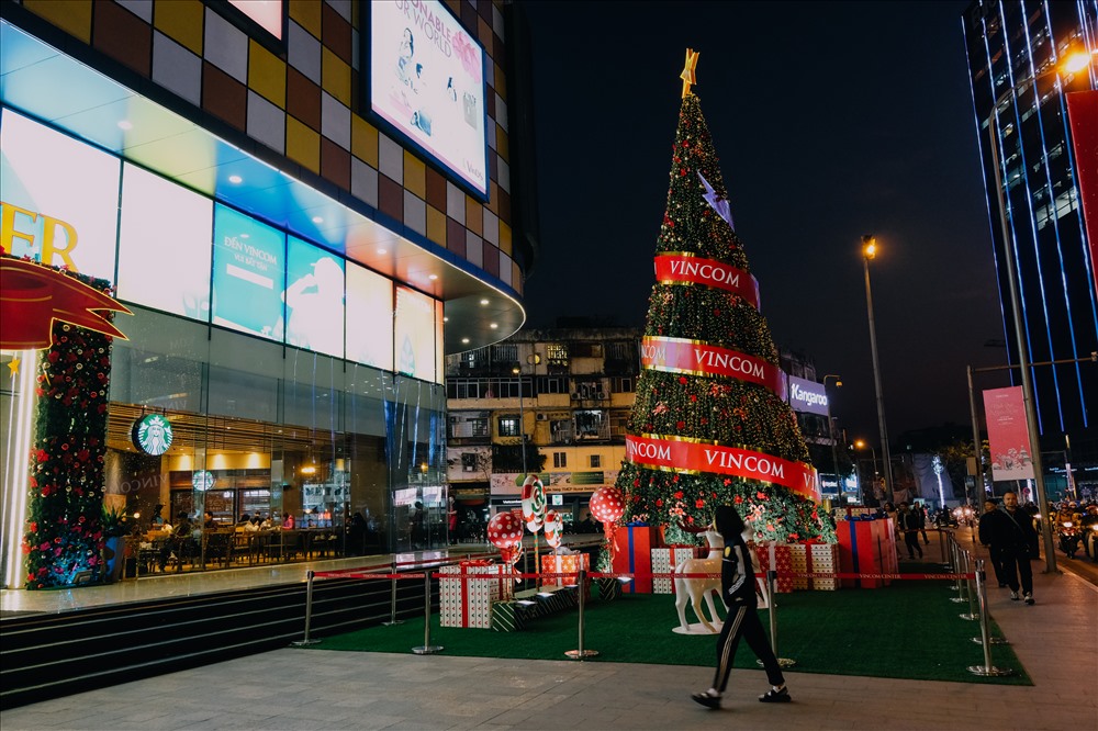 Ngoài ra, tại các trung tâm thương mại lớn ở Hà Nội rực rỡ với cây thông và đèn.