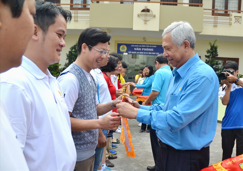 Chủ tịch LĐLĐ An Giang Nguyễn Thiện Phú trao cờ lưu niệm cho các đơn vị tham gia.