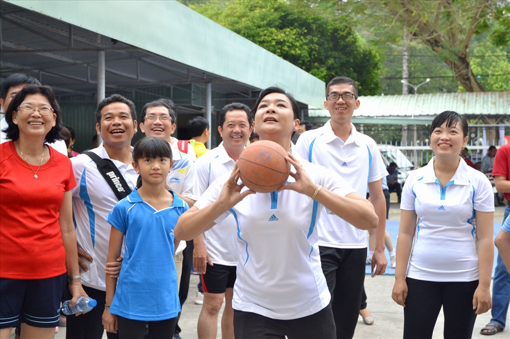 Chủ tịch LĐLĐ huyện Tịnh Biên tham gia thi đấu môn ném bóng vào rổ.