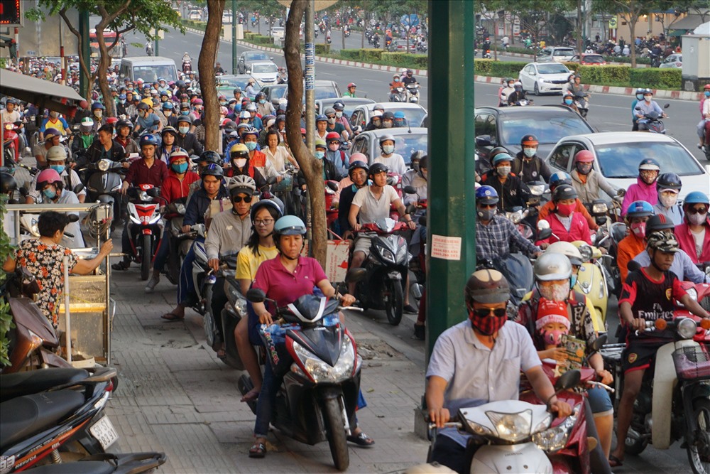 Tại hai vòng xoay trên, hàng nghìn phương tiện di chuyển luôn xộn, chen chúc nhau. Nhiều người chạy xe máy lên lề đường nhưng cũng không thoát kẹt xe.
