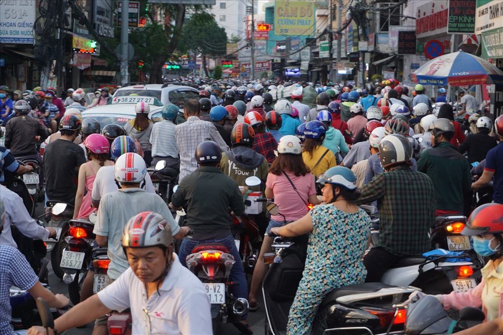 Hàng ngàn phương tiện ken đặc đổ vào đường Lê Quang Định (Q.Gò Vấp).