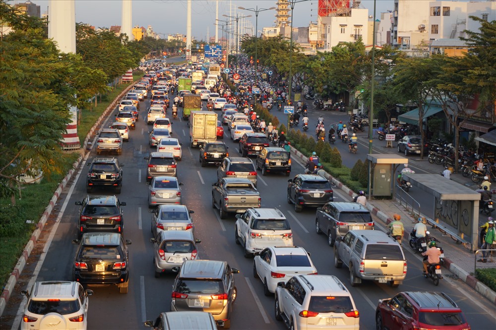 Hàng ngàn ô tô xếp hàng dài trên đường Phạm Văn Đồng hướng về cầu Bình Triệu (Q.Thủ Đức).