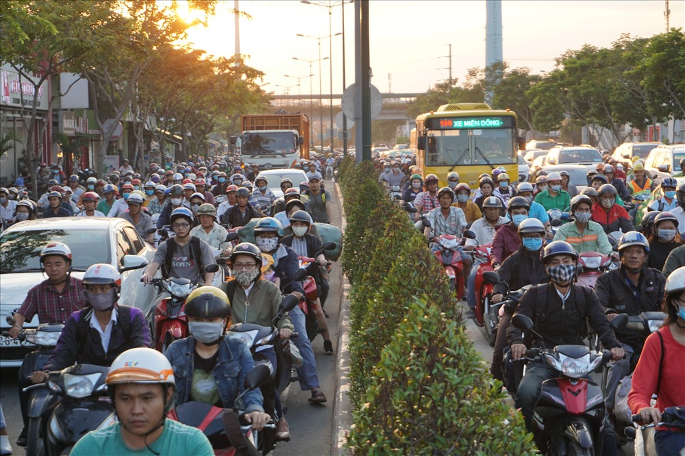 Hàng dài xe cộ ken đặc trên đường Phạm Văn Đồng cả làn xe ô tô và xe gắn máy.
