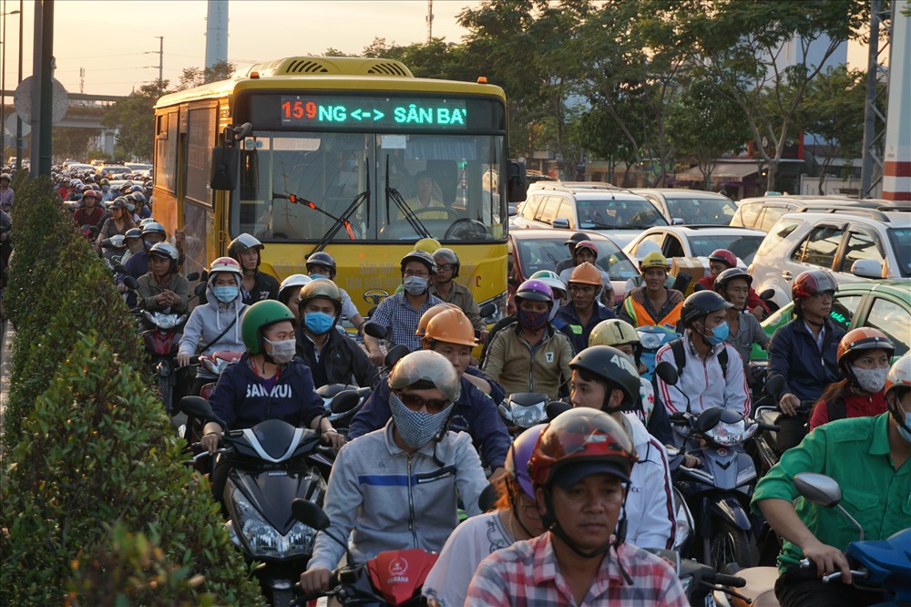 Xe cộ đi lại chật kín trên làn ôtô đường Phạm Văn Đồng.