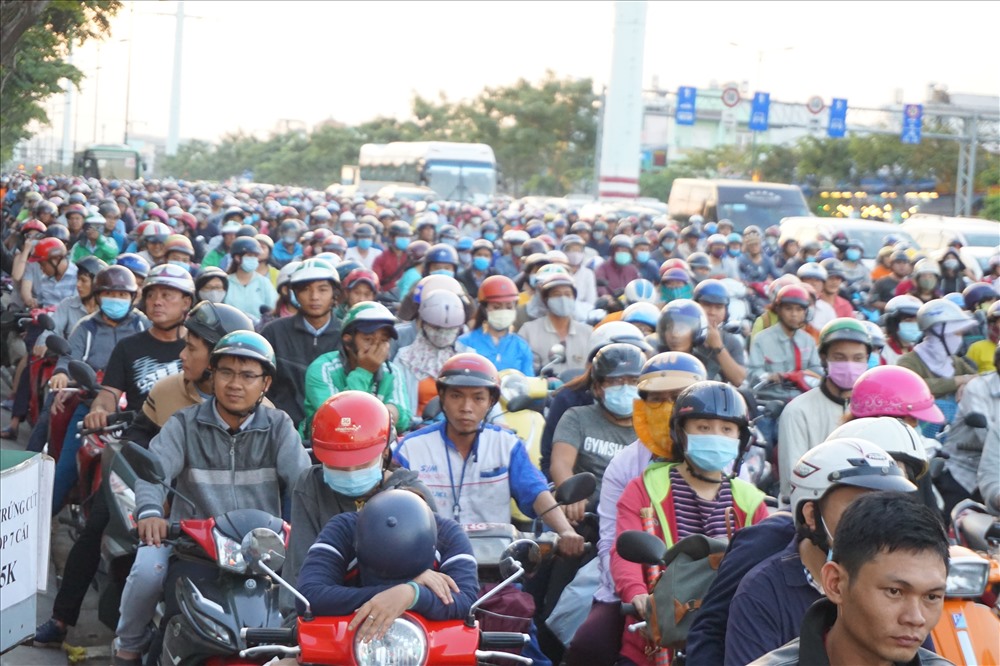 Đến 18h30, nhiều người đổ ra đường chơi noel, xe cộ gần như không thể nhúc nhích được tại khu vực gần vòng xoay Phạm Văn Đồng - Phan Văn Trị.