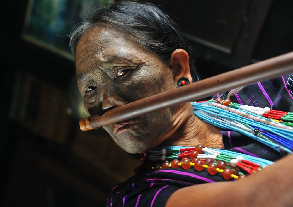 Bà Pwethang trong trang phục áo dân tộc Chin say mê với sáo mũi truyền thống. Bà đã được bố mẹ dạy chơi nhạc cụ này khi còn nhỏ.