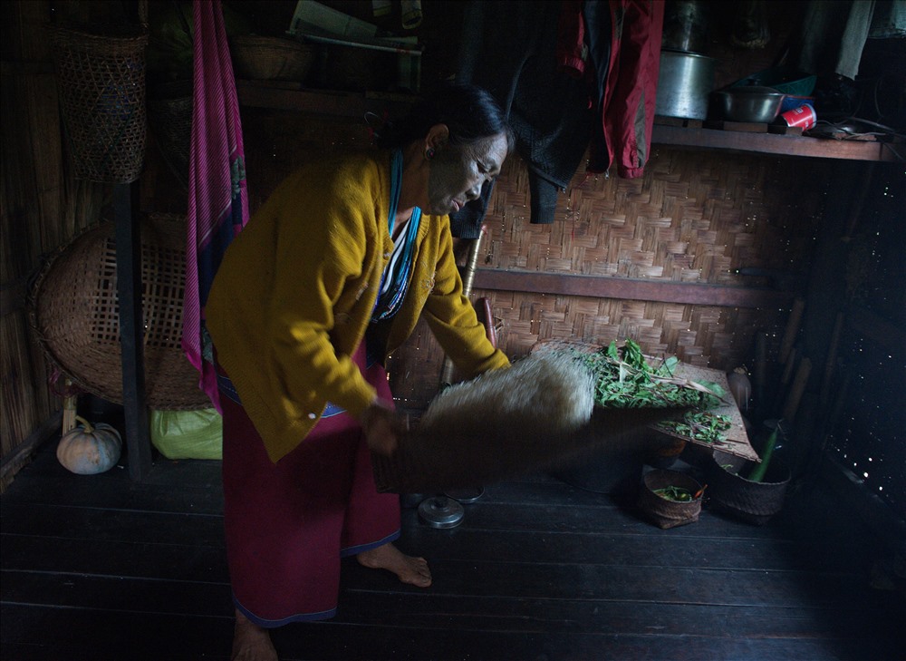 Bà Pwethang đang chuẩn bị nấu cơm. Hàng ngày, con trai bà đi làm việc ngoài đồng ruộng và hiếm khi ăn trưa với bà. Còn chồng bà thì đã qua đời mấy năm trước.