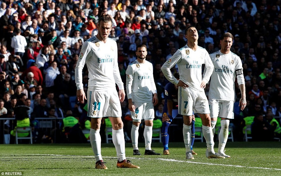 Các cầu thủ Real Madrid tỏ rõ sự thất vọng với trận thua Barcelona. Ảnh: Reuters.