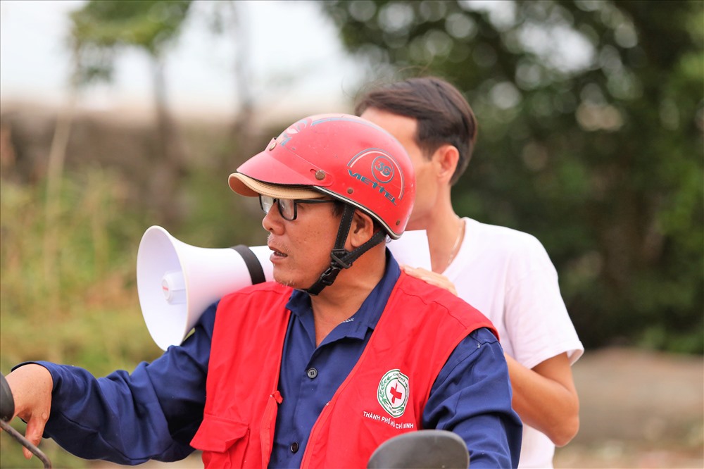 Ngay trong chiều nay, lực lượng chức năng đã đi vòng quanh đảo, vận động bà con đến các nơi tránh trú. Ảnh: Trường Sơn