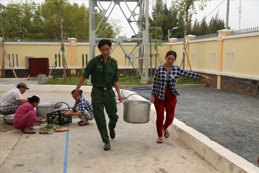 Lực lượng quân đội giúp người dân chuẩn bị bữa ăn cho hàng trăm người tại các nơi trú ẩn. Ảnh: Trường Sơn