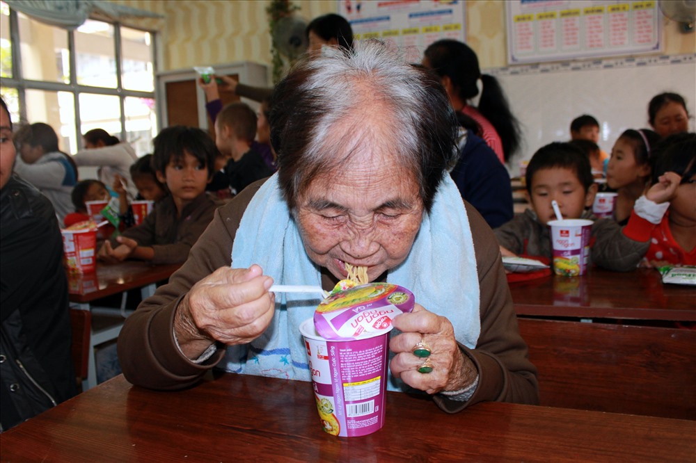 Thành phố Bạc Liêu bố trí thức ăn cho người di dân trú tránh bão