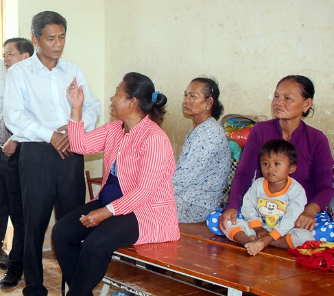 Ông Lâm Văn Mẫn, Phó Bí thư, Chủ tịch HĐND tỉnh Sóc Trăng thăm hỏi, động viên người dân thị xã Vĩnh Châu tại nơi trú tránh bão