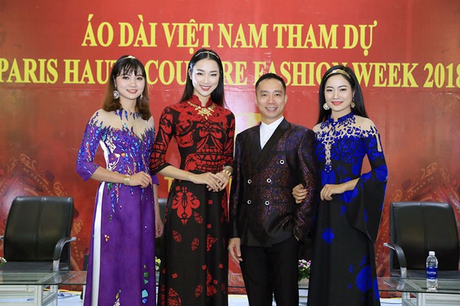 Nhà thiết kế Đỗ Trịnh Hoài Nam và dàn người mẫu. 
