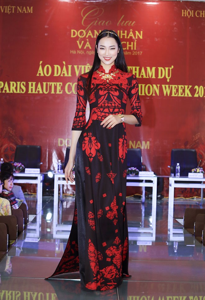 Hoa hậu nhân ái Thủy Tiên là người trình diễn ra mắt BST của NTK Đỗ Trịnh Hoài Nam 